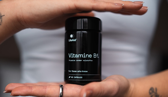 Vitamine b1 tussen 2 handen